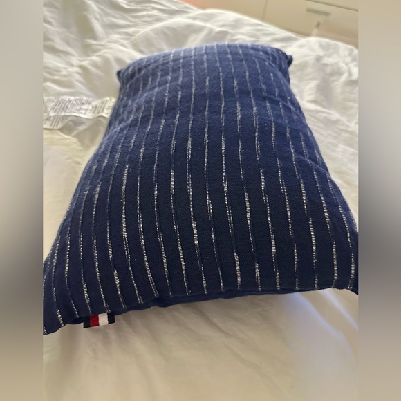 Leilani Woven Slub 12" X 18" Decorative Pillow . Original price 85$ - Picture 3 of 5